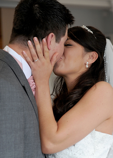 Oaklands Turner Wedding Kiss